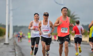 9.000 runner VnExpress Marathon Hạ Long thi đấu dưới mưa